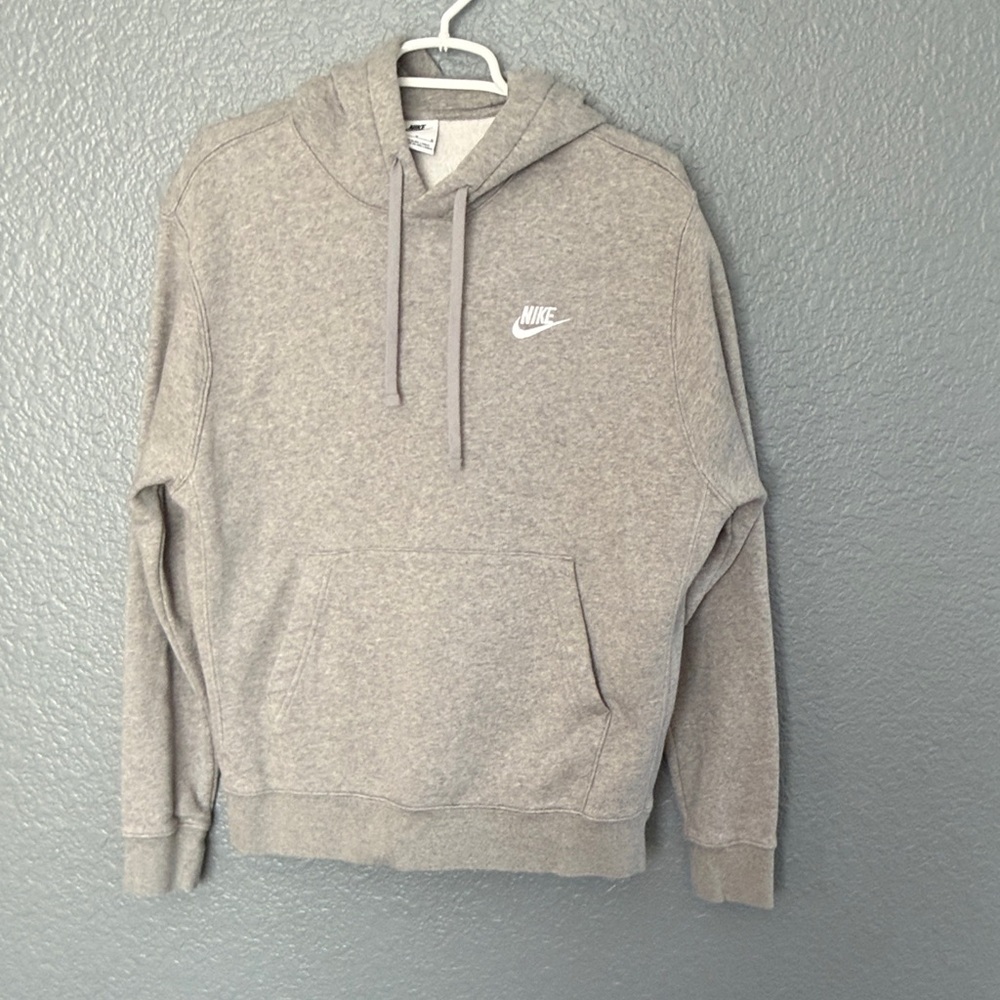 Nike Men’s Sportwear Club Fleece Hoodie in Gray size medium